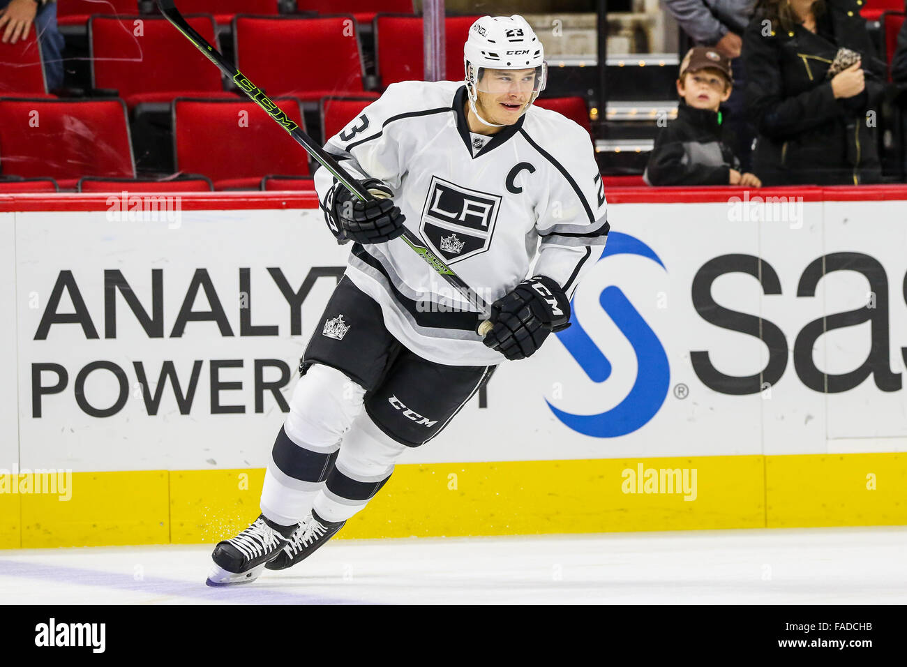 Los Angeles Kings aile droite Dustin Brown (23) au cours de la partie de la LNH entre les Kings de Los Angeles et les Hurricanes de la Caroline au PNC Arena. Banque D'Images