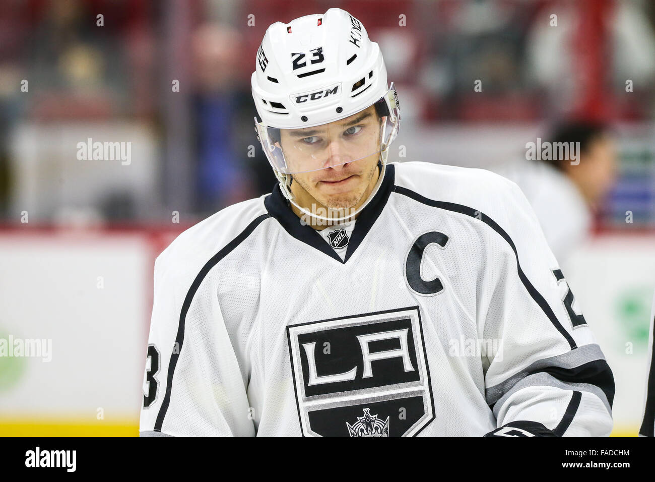 Los Angeles Kings aile droite Dustin Brown (23) au cours de la partie de la LNH entre les Kings de Los Angeles et les Hurricanes de la Caroline au PNC Arena. Banque D'Images
