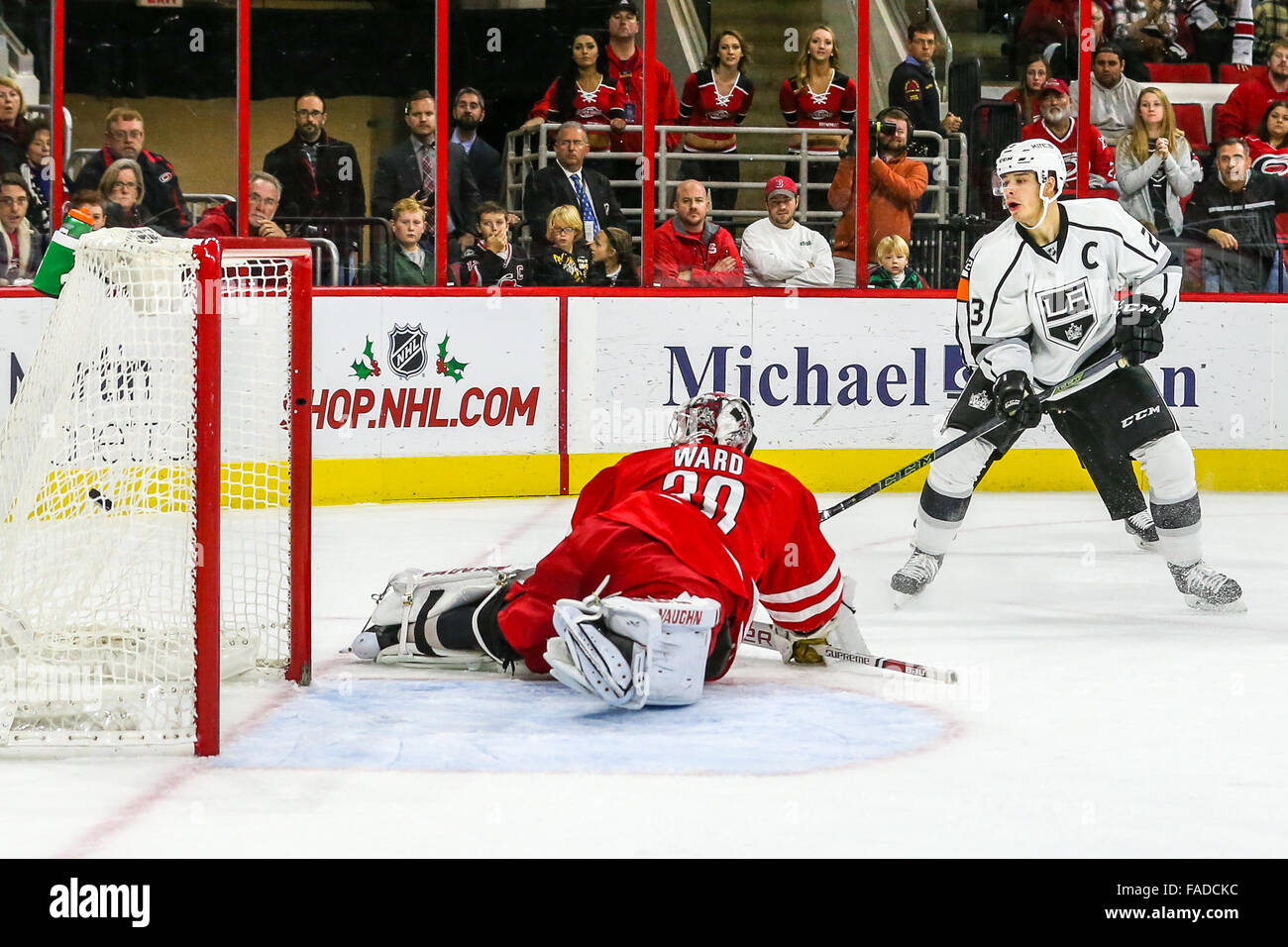 Los Angeles Kings aile droite Dustin Brown (23) et le gardien Cam Ward des Hurricanes de la Caroline (30) au cours de la partie de la LNH entre les Kings de Los Angeles et les Hurricanes de la Caroline au PNC Arena. Banque D'Images