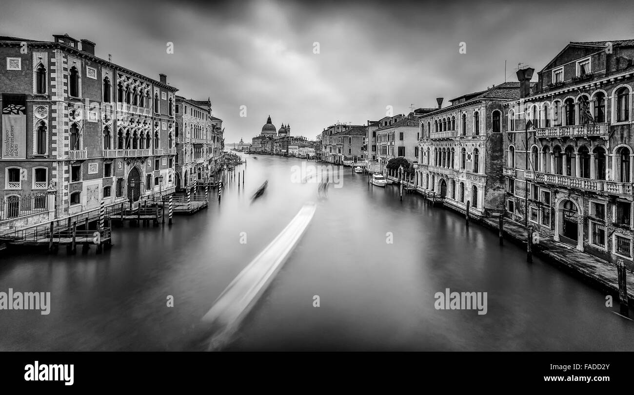 Le Grand Canal à Venise comme vu du Ponte dell'Accademia Banque D'Images