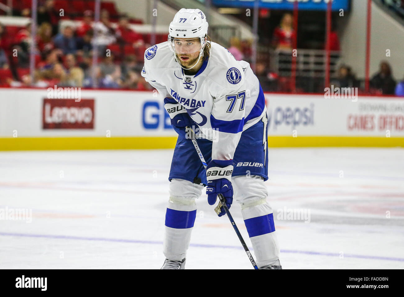 Le Lightning de Tampa Bay le défenseur Victor Hedman (77) au cours de la partie de la LNH entre le Lightning de Tampa Bay et les Hurricanes de la Caroline au PNC Arena. Banque D'Images