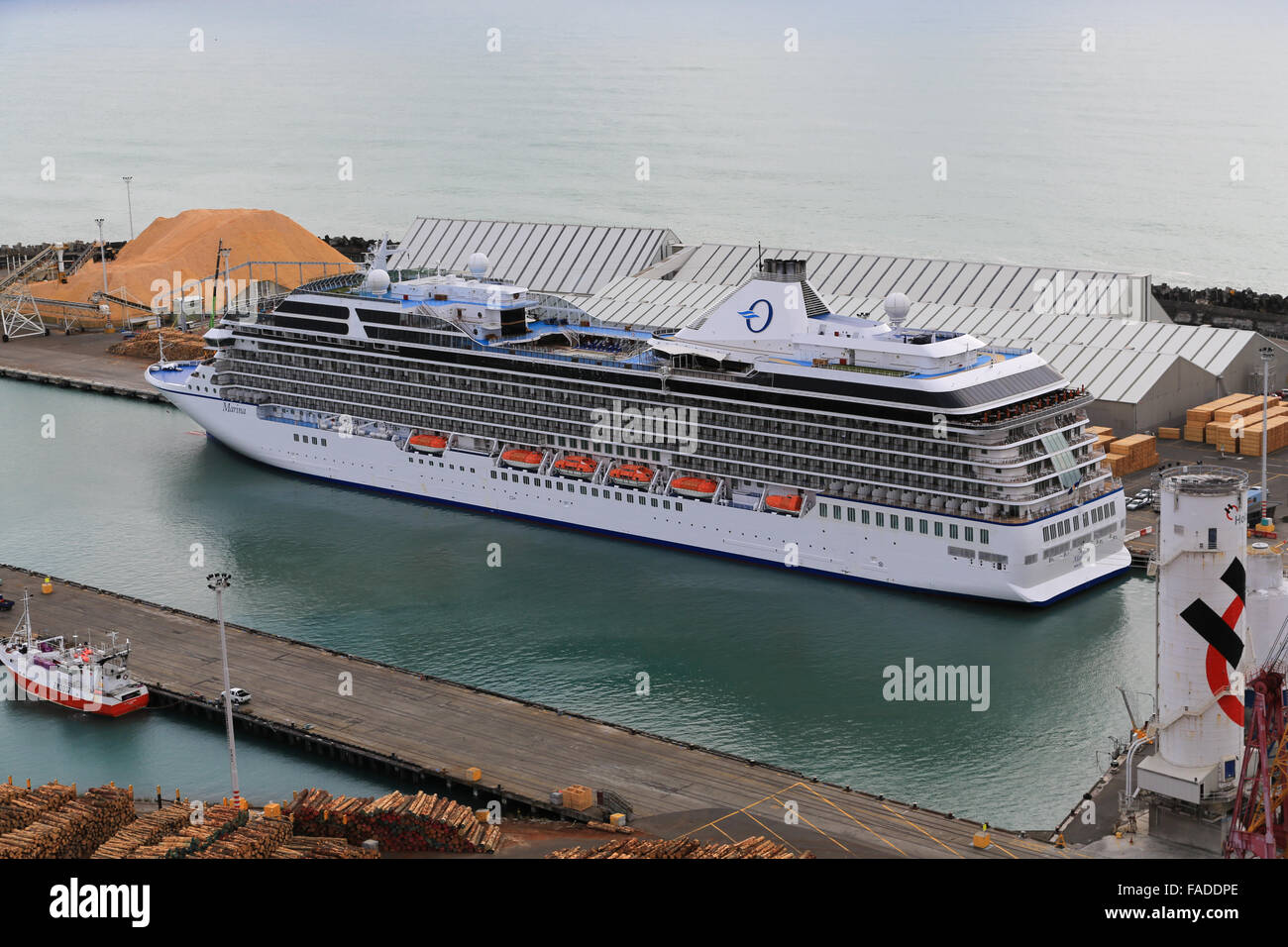 Océanie bateau de croisière amarré au port de plaisance de Napier, Hawke's Bay, Napier, Nouvelle-Zélande, vu du domaine de Bluff Hill. Banque D'Images