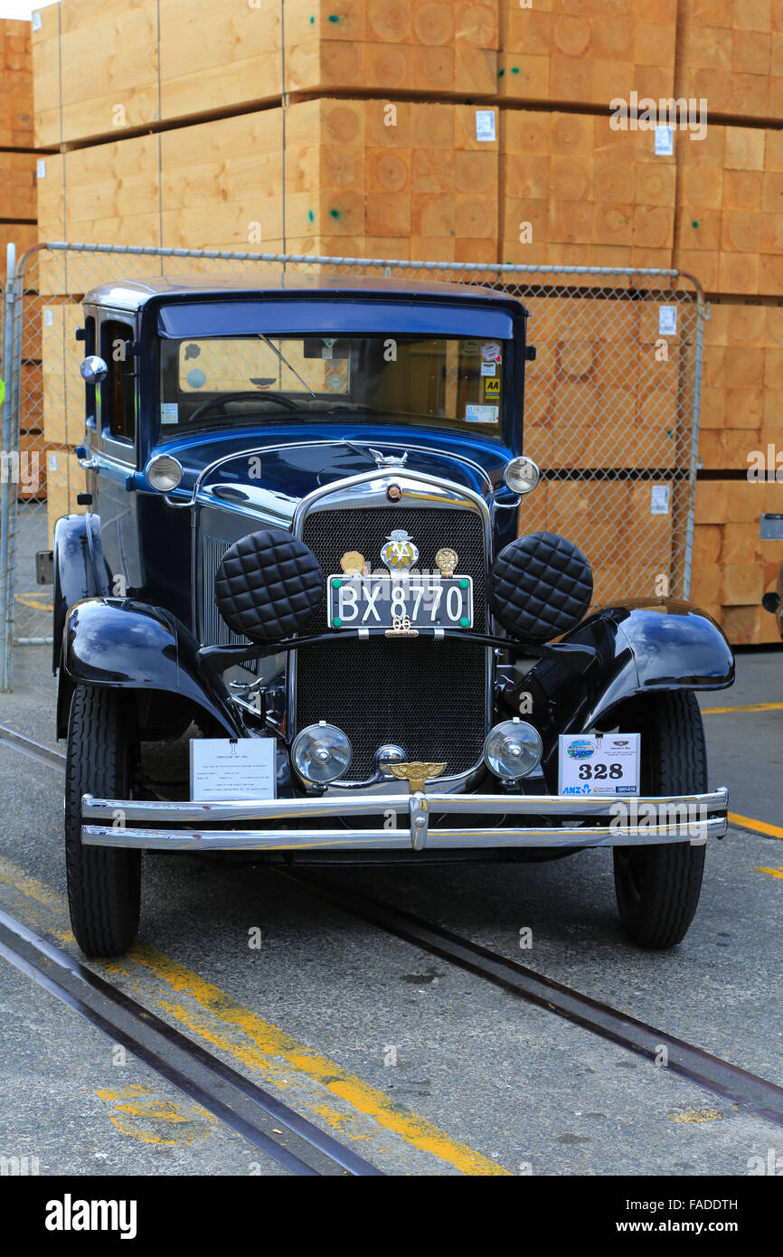 Vintage Car Club afficher leurs belles automobiles près d'un navire de croisière amarré au port de Napier, Hawke's Bay, Nouvelle-Zélande. Banque D'Images