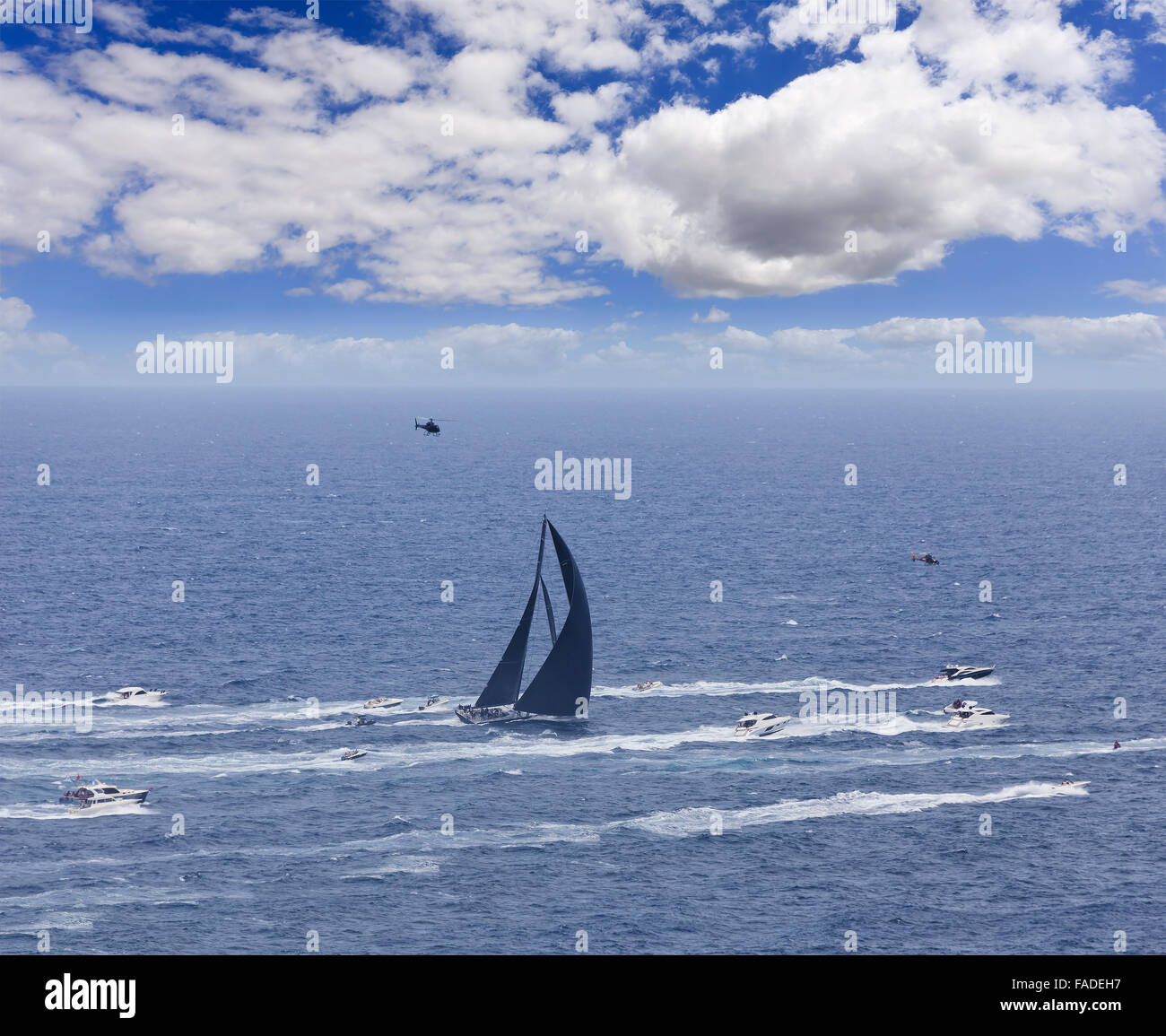 Principaux supermaxi yacht avec voiles noirs en direction de l'océan au cours de Sydney Hobart yacht race près de Sydney entouré par de Banque D'Images