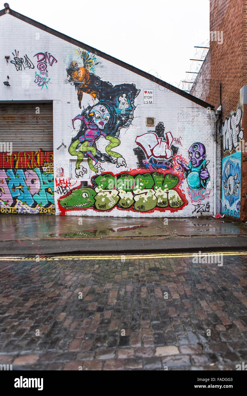 Un mur avec des graffitis colorés à Bristol Banque D'Images