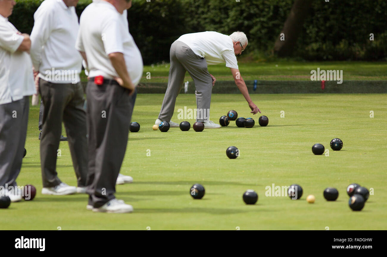 Men playing Lawn Bowls Jardins Ville Swindon Banque D'Images