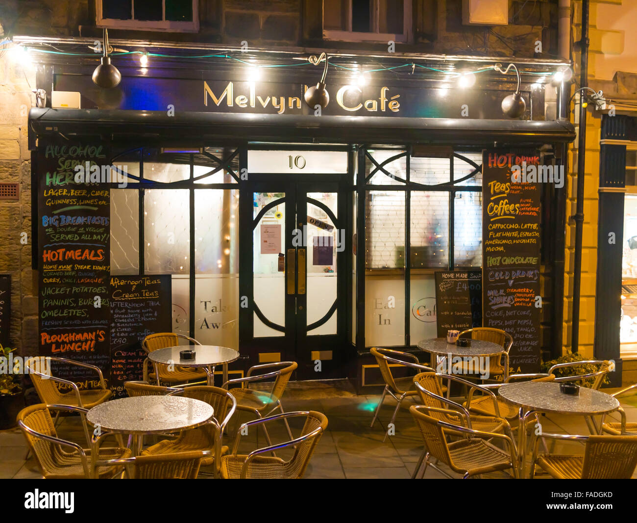 Melvyn's Café à Alnwick Northumberland Place du Marché avec tables d'extérieur de nuit Banque D'Images