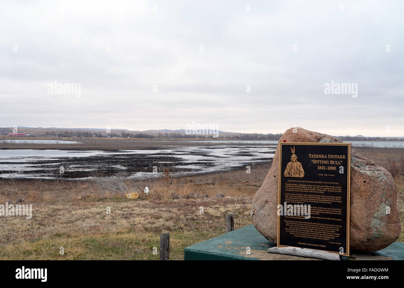 Dakota du Nord, USA. 8Th apr 2015. La tombe originelle de chef sioux Sitting Bull dans le Standing Rock Indian Reservation au Dakota du Nord, USA, 8 avril 2015. Sitting Bull est mort dans un combat en 1890, et deux semaines plus tard les guerres indiennes est venu à une fin sanglante avec le massacre de Wounded Knee. Des décennies plus tard, Sitting Bull demeure ont été transférés à une tombe près de son lieu de naissance présumé dans le Dakota du Sud. PHOTO : CHRIS MELZER/DPA/Alamy Live News Banque D'Images