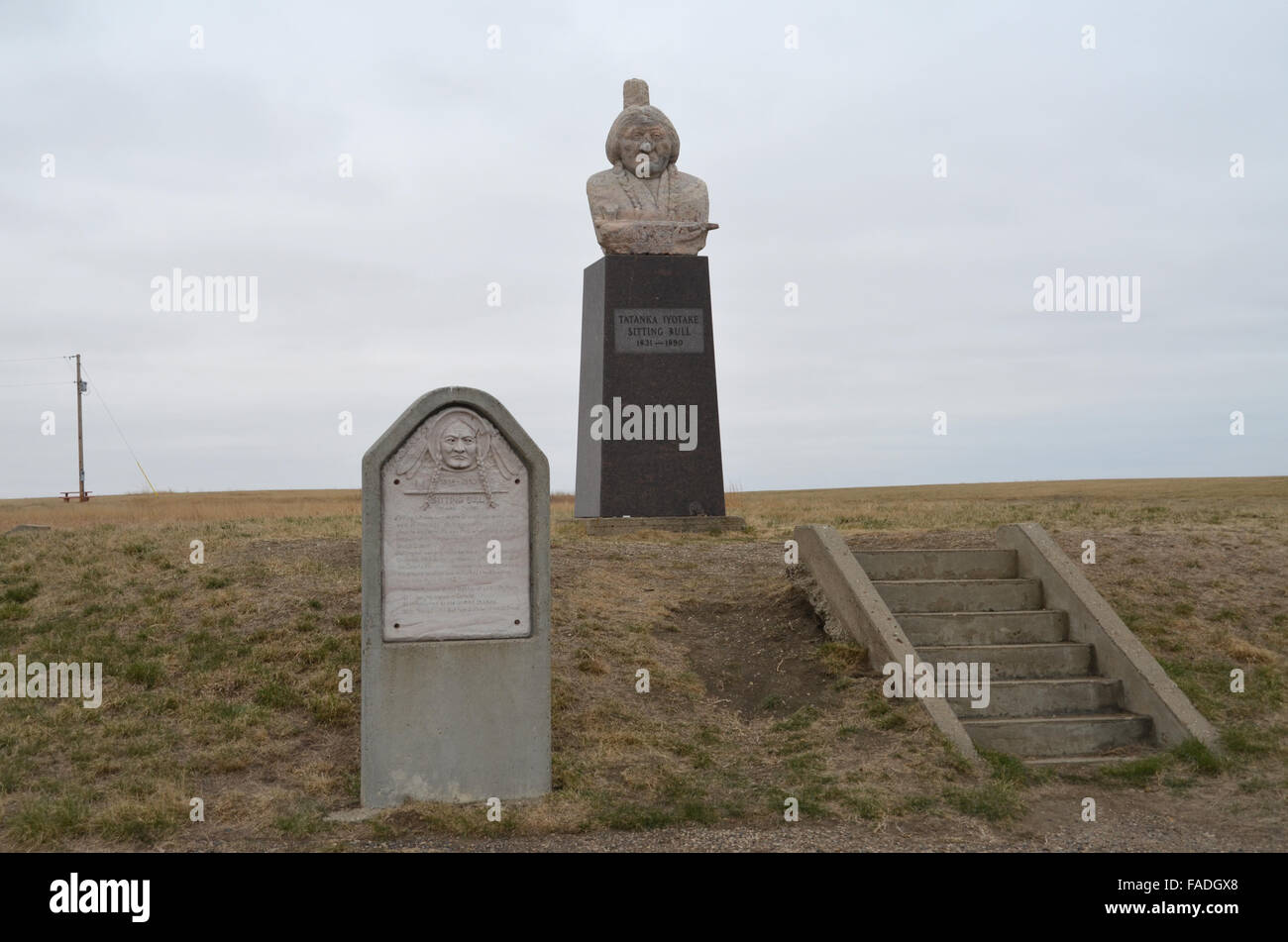 Le Dakota du Sud, USA. 8Th apr 2015. La tombe du chef sioux Sitting Bull dans le Dakota du Sud, USA, 8 avril 2015. Sitting Bull est mort dans un combat en 1890, et deux semaines plus tard les guerres indiennes est venu à une fin sanglante avec le massacre de Wounded Knee. Sitting Bull demeure ont été transférées après plusieurs décennies à partir de l'original de sépulture dans le Dakota du Nord à une tombe près de son lieu de naissance présumé dans le Dakota du Sud. PHOTO : CHRIS MELZER/DPA/Alamy Live News Banque D'Images