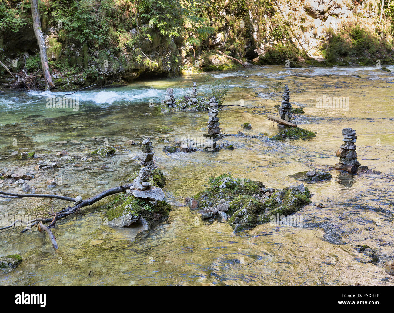 Piles en pierre au bord de la rivière Radovna dans les gorges de Vintgar, l'un des plus populaires caractéristiques naturelles en Slovénie. Banque D'Images