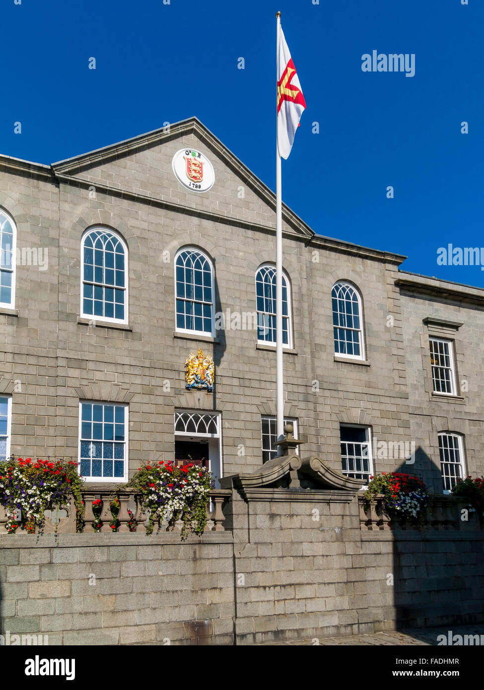 Les cours royales et palais de bâtiment du gouvernement civil St Peter Port Guernsey Channel Islands Banque D'Images