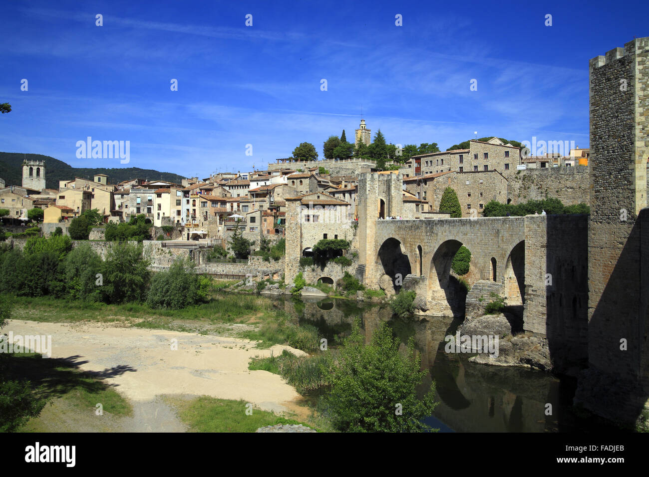 Le village et le pont médiéval de Besalú, situé dans la région de Garrotxa, Costa Brava, Catalogne, Espagne Banque D'Images
