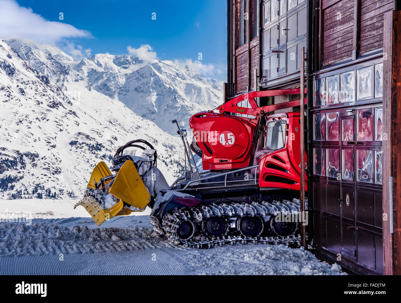 Dameuse rouge entrer dans le garage à alpes autrichiennes Banque D'Images