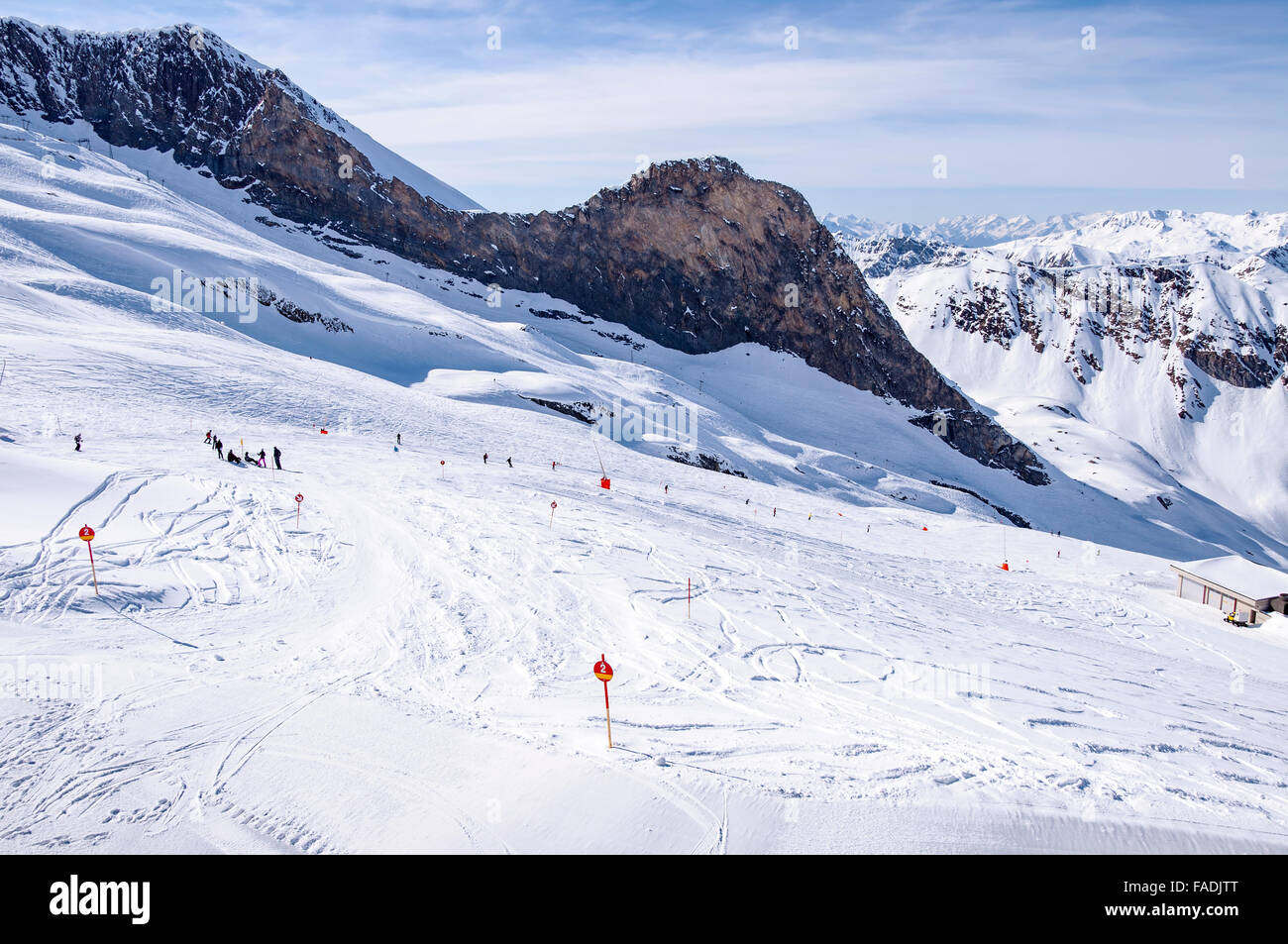 Glacier de Hintertux avec les skieurs, snowboarders, pistes, pistes et remontées mécaniques en Alpes de Zillertal en Autriche Banque D'Images