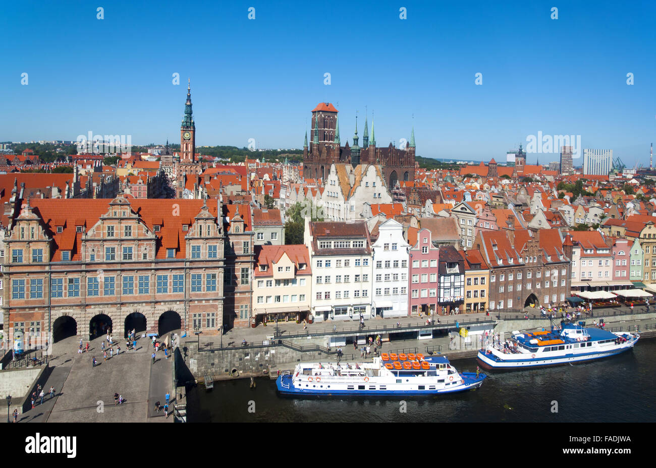 Vieille ville de Gdansk en Pologne avec la porte verte, Hôtel de Ville, la cathédrale et de navires de tourisme Banque D'Images