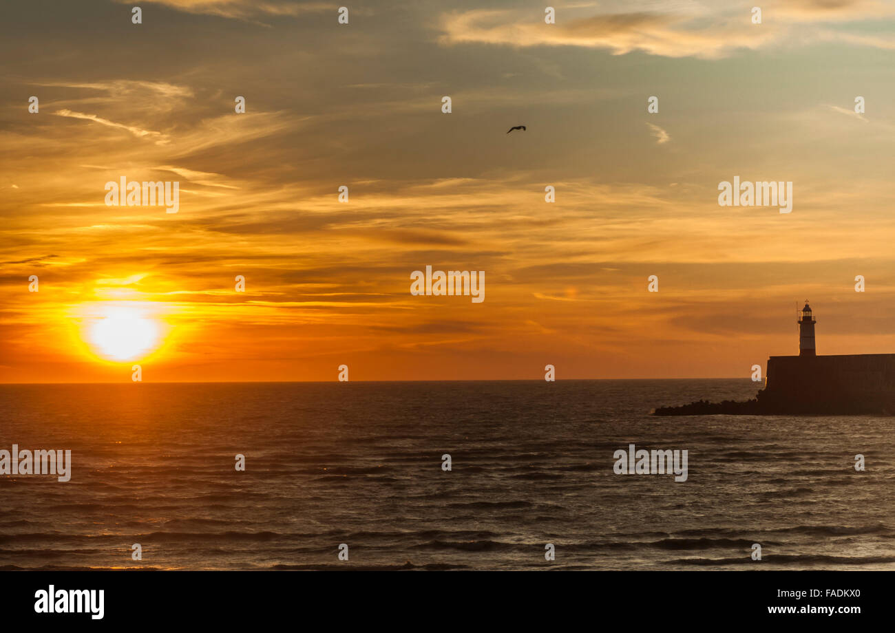 Newlaven, East Sussex, Royaume-Uni. 28 Décembre 2015. Météo au Royaume-Uni : lever du soleil coloré sur la côte sud. Banque D'Images