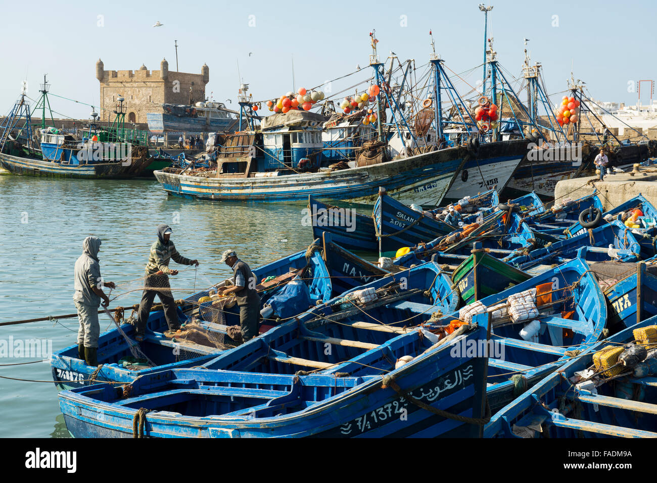 Bateaux de pêche bleu dans le port, Essaouira, Maroc Banque D'Images