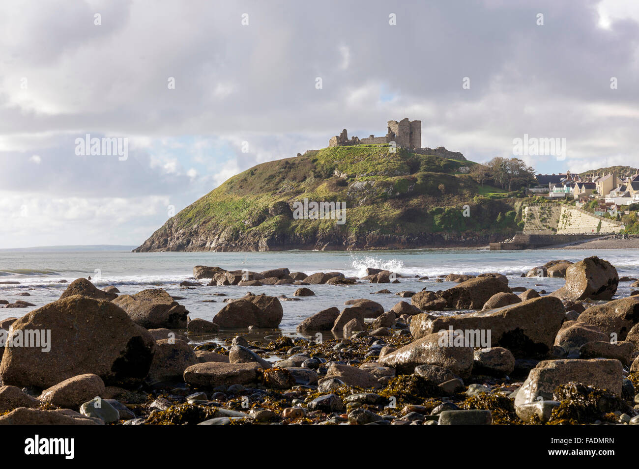 Une vue sur la baie rocheuse vers Château de Criccieth montant de la mer sur un promontoire dans la baie Cardigan jouxtant la ville. Banque D'Images