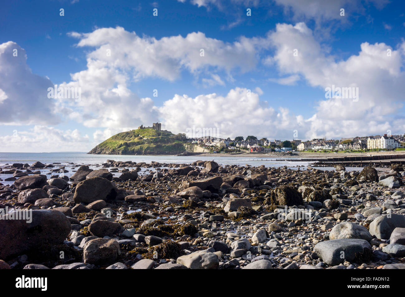 Une vue sur la baie rocheuse vers Château de Criccieth montant de la mer sur un promontoire dans la baie Cardigan jouxtant la ville. Banque D'Images