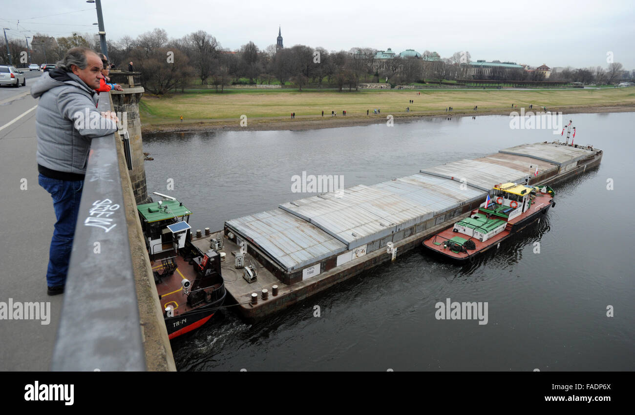 Drazdany, Allemagne. 28 Dec, 2015. Remorqueur tchèque est bloqué sous le pont Marienbruecke sur l'Elbe à Dresde, Allemagne, le 28 décembre 2015. La LABE (Elbe) l'Autorité du bassin du fleuve a envoyé une vague le long de la rivière pour aider à sauver un navire de charge. Le navire de 90 mètres avec un fret de 1100 tonnes s'est coincé en Allemagne au cours de son voyage à Decin, La Bohême du nord, le dimanche 27. © Zavoral Libor/CTK Photo/Alamy Live News Banque D'Images
