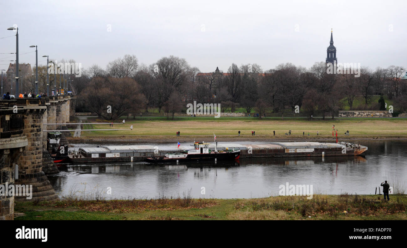Drazdany, Allemagne. 28 Dec, 2015. Remorqueur tchèque est bloqué sous le pont Marienbruecke sur l'Elbe à Dresde, Allemagne, le 28 décembre 2015. La LABE (Elbe) l'Autorité du bassin du fleuve a envoyé une vague le long de la rivière pour aider à sauver un navire de charge. Le navire de 90 mètres avec un fret de 1100 tonnes s'est coincé en Allemagne au cours de son voyage à Decin, La Bohême du nord, le dimanche 27. © Zavoral Libor/CTK Photo/Alamy Live News Banque D'Images