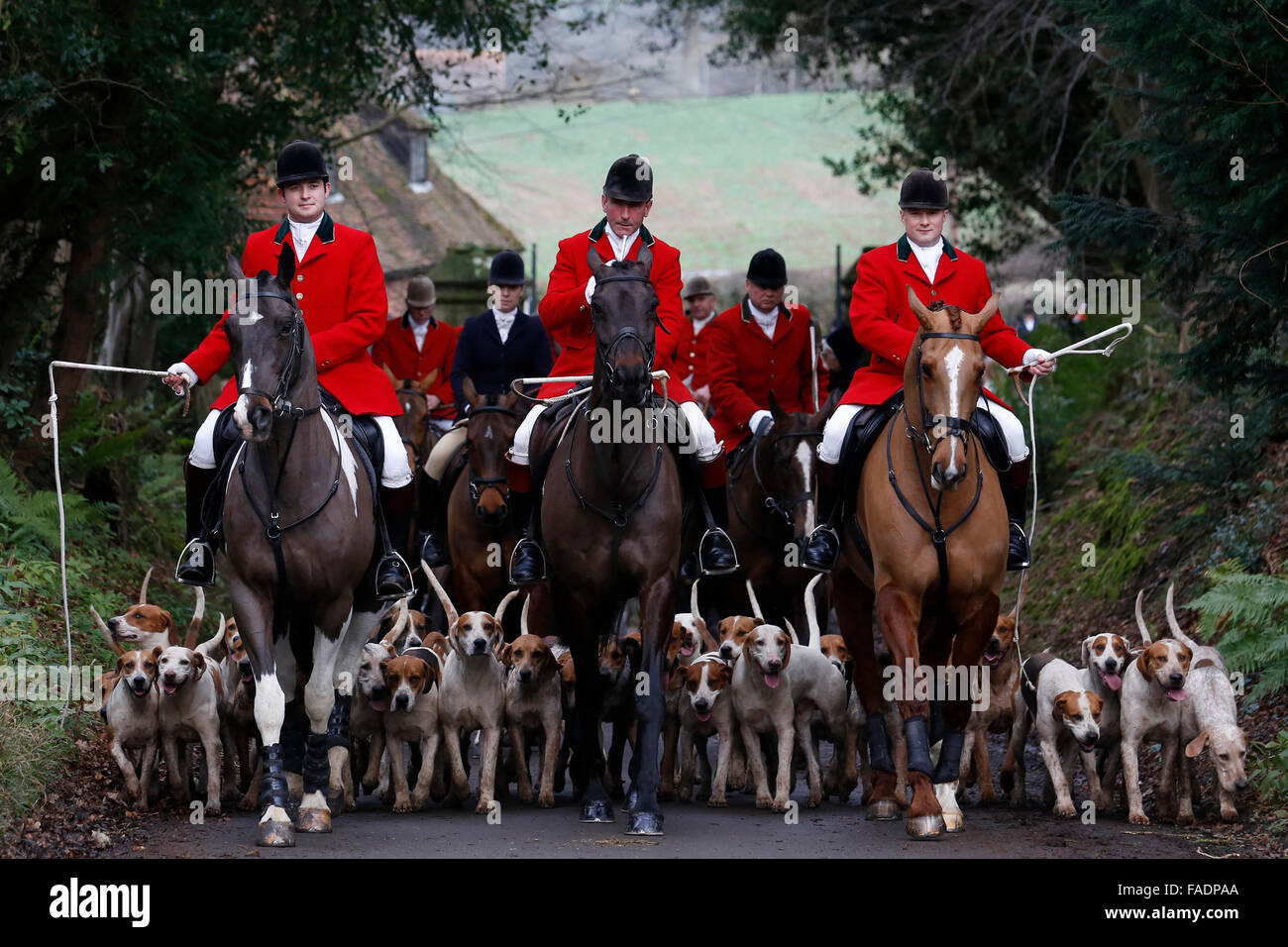 Les membres de l'ancien Surrey Burstow et West Kent Hunt trajet de Chiddingstone Château pour le Boxing Day annuel chasse dans Chiddingston Banque D'Images