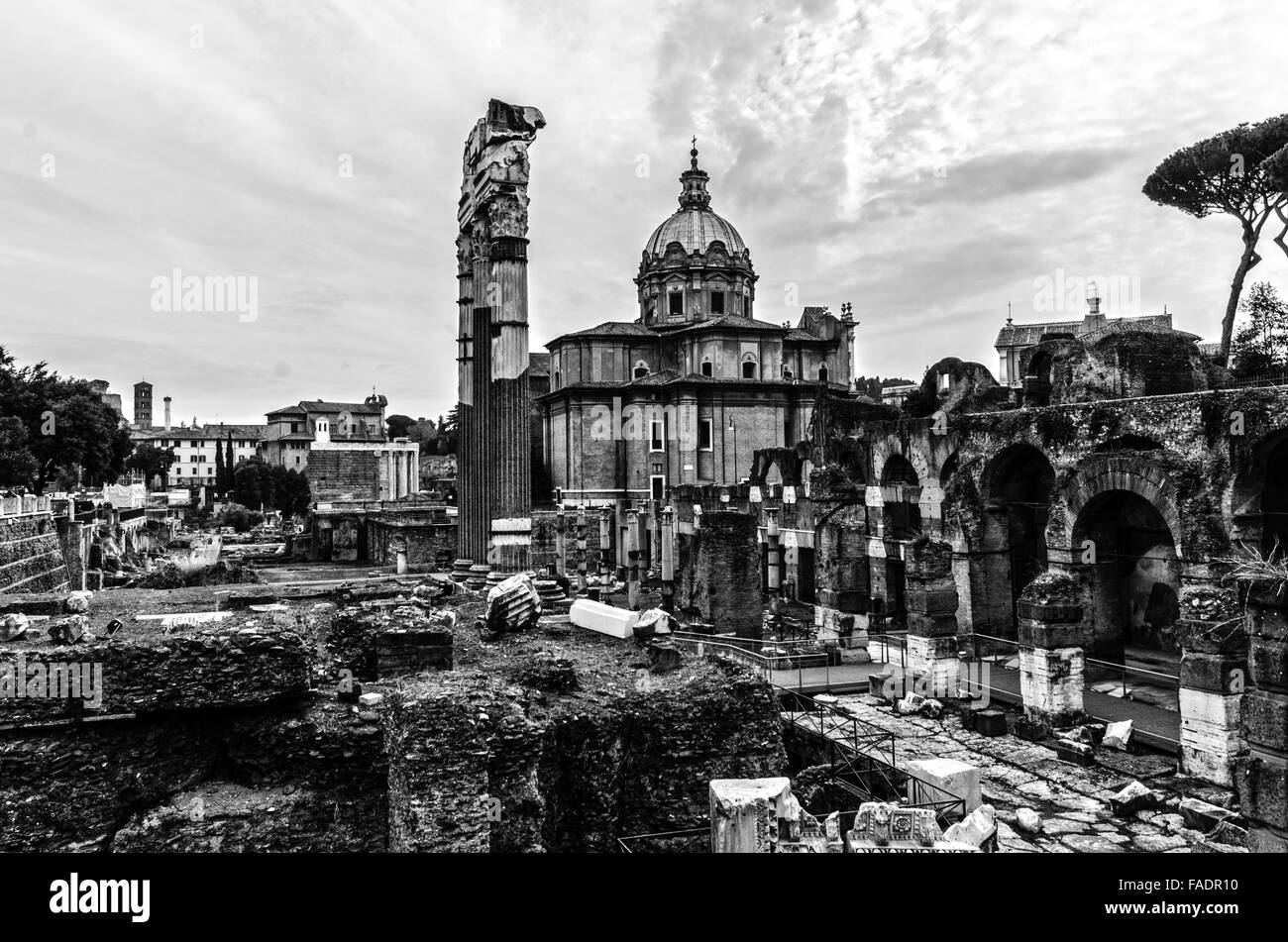 Les traces de l'histoire émerge du Forum Impérial de Rome, véritable miroir de ce qu'était l'Empire romain. Banque D'Images