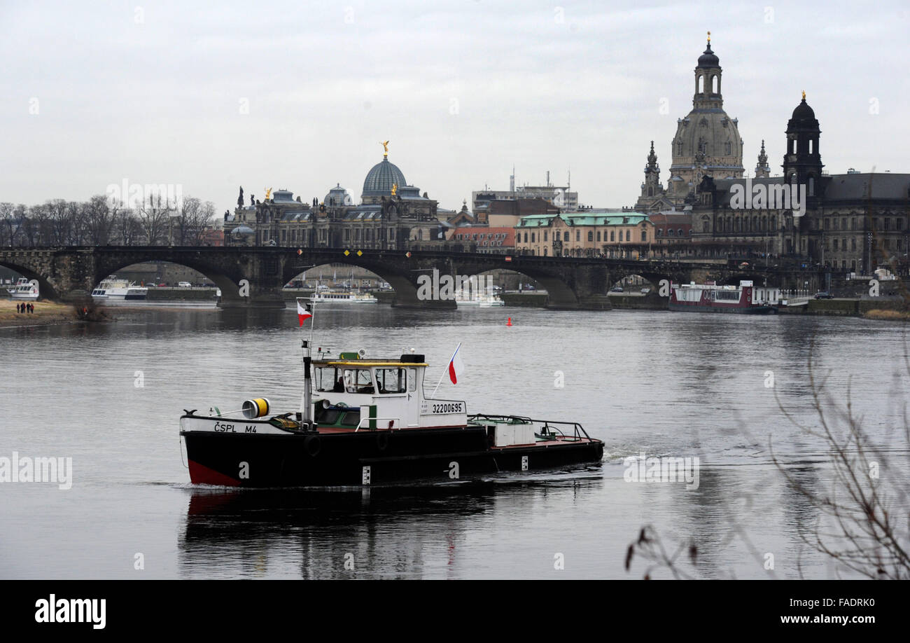 Drazdany, Allemagne. 28 Dec, 2015. République tchèque (remorqueur arrière) est coincé sous le pont Marienbruecke sur l'Elbe à Dresde, Allemagne, le 28 décembre 2015. La LABE (Elbe) l'Autorité du bassin du fleuve a envoyé une vague le long de la rivière pour aider à sauver un navire de charge. Le navire de 90 mètres avec un fret de 1100 tonnes s'est coincé en Allemagne au cours de son voyage à Decin, La Bohême du nord, le dimanche 27. Voir Photo/tug boat qui est arrivé pour aider la République tchèque à bateau. © Zavoral Libor/CTK Photo/Alamy Live News Banque D'Images