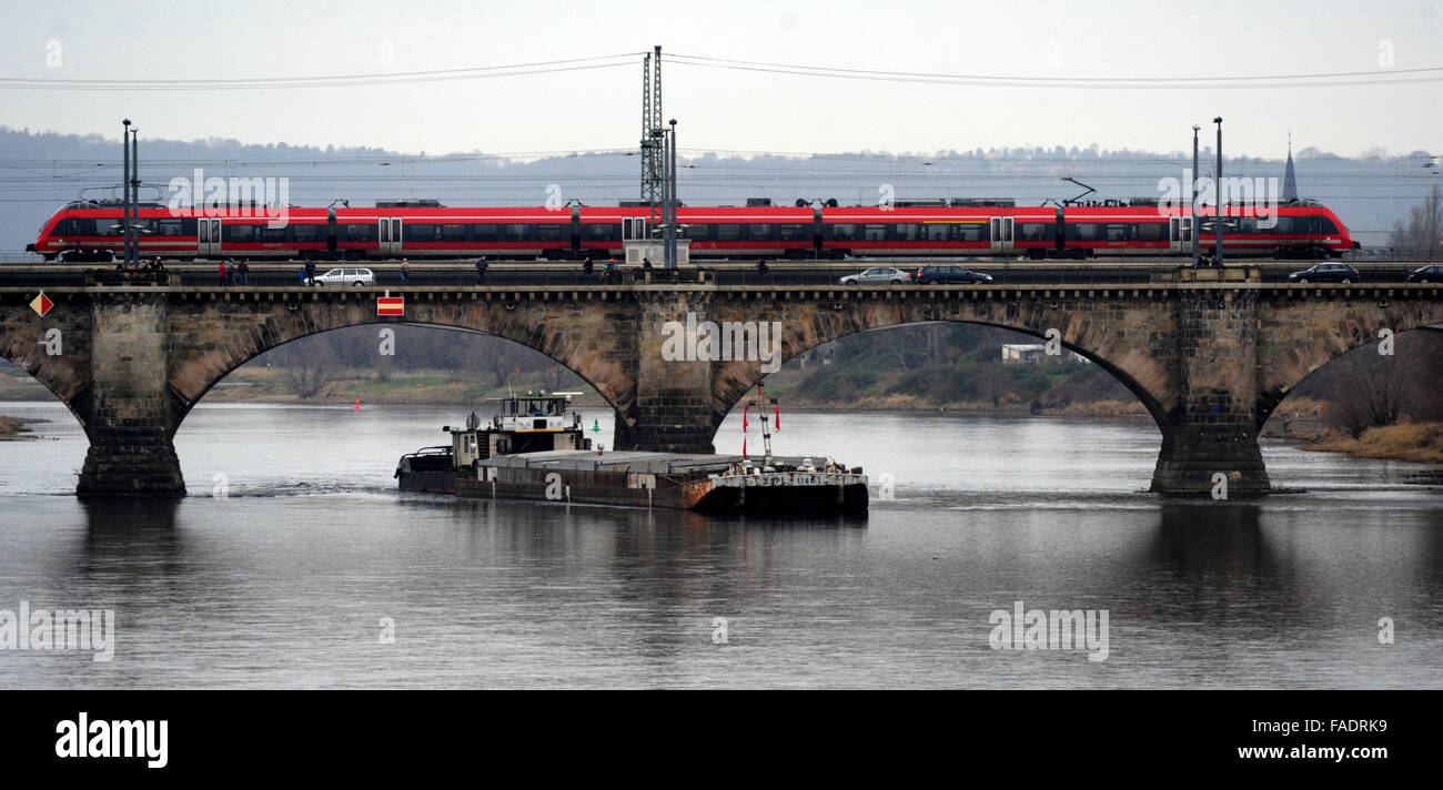 Drazdany, Allemagne. 28 Dec, 2015. Remorqueur tchèque est bloqué sous le pont Marienbruecke sur l'Elbe à Dresde, Allemagne, le 28 décembre 2015. La LABE (Elbe) l'Autorité du bassin du fleuve a envoyé une vague le long de la rivière pour aider à sauver un navire de charge. Le navire de 90 mètres avec un fret de 1100 tonnes s'est coincé en Allemagne au cours de son voyage à Decin, La Bohême du nord, le dimanche 27. © Zavoral Libor/CTK Photo/Alamy Live News Banque D'Images