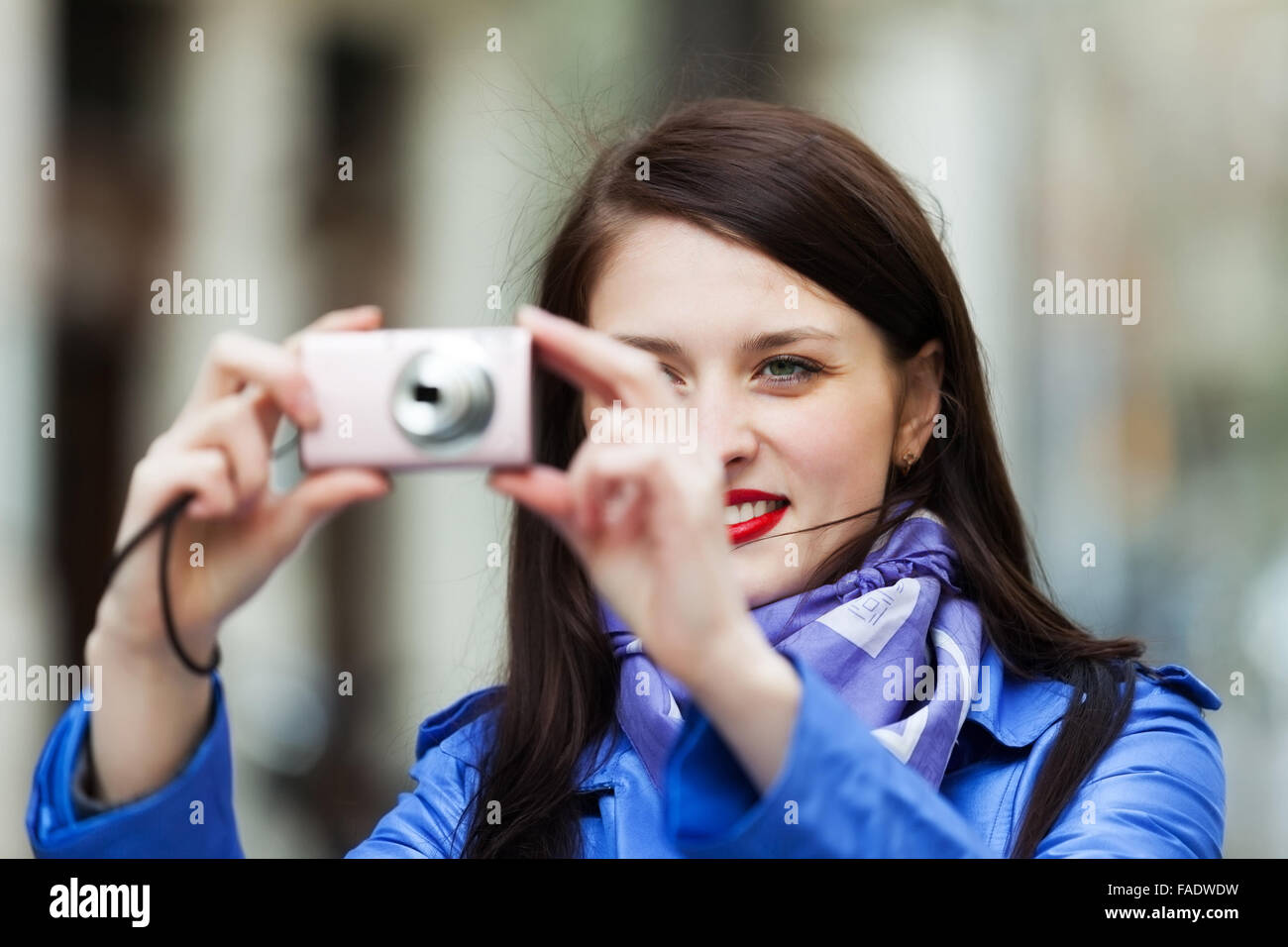 Happy girl with photocamera à destination de voyage background Banque D'Images