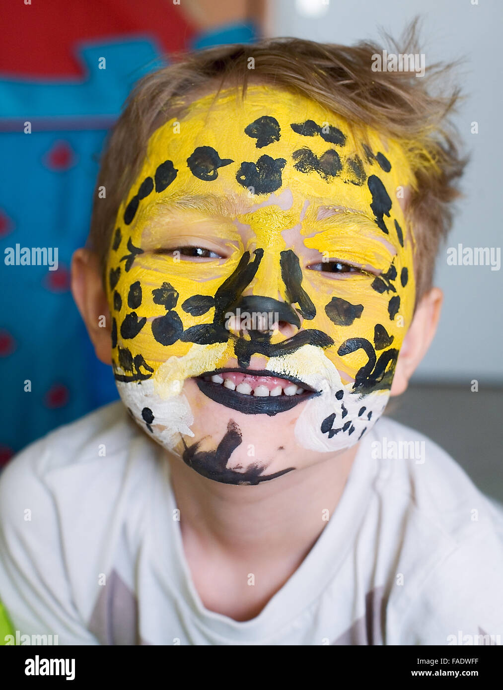 Enfant avec tiger face paint Banque D'Images