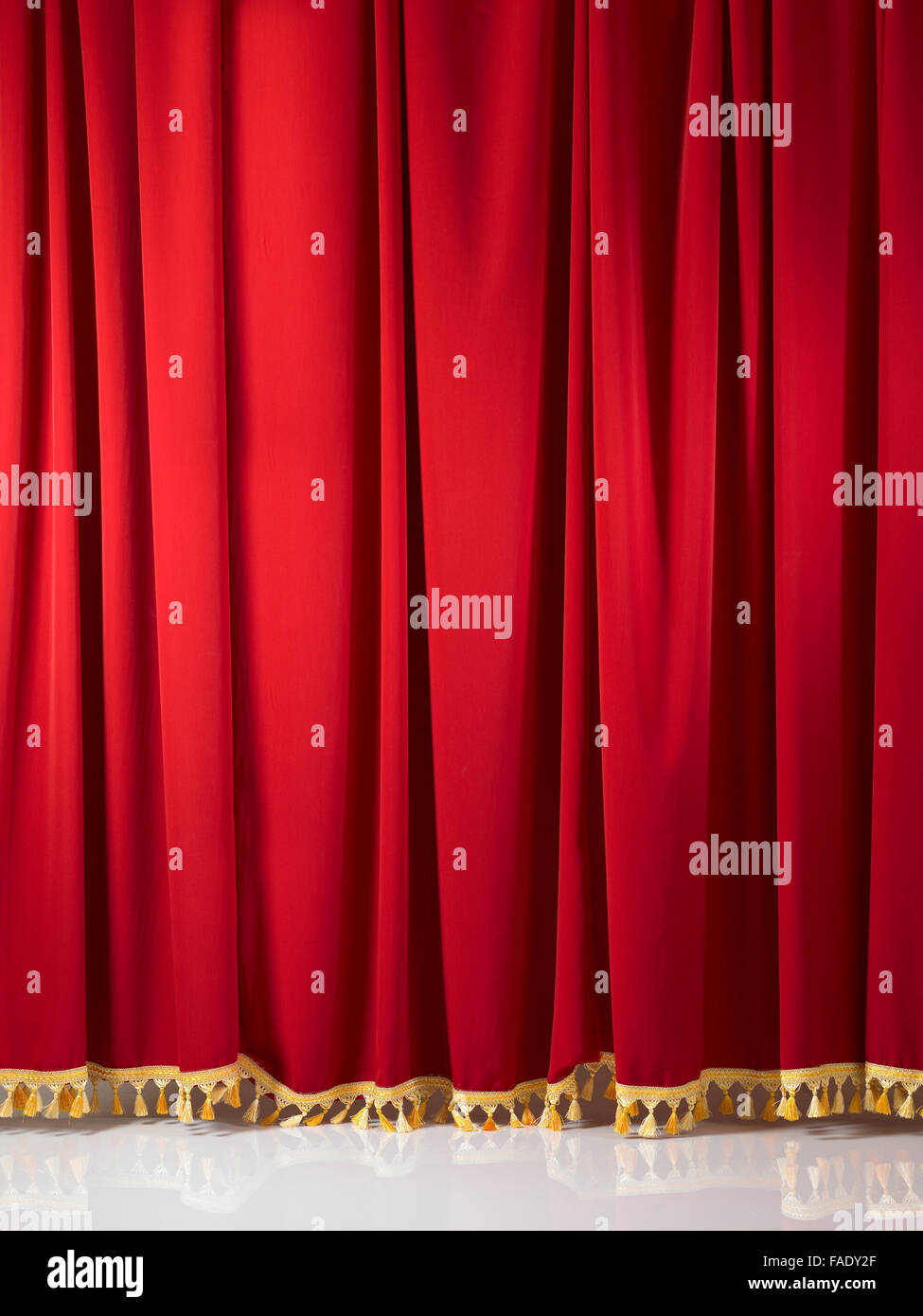 Rideaux de scène rouge avec glands d'or Banque D'Images