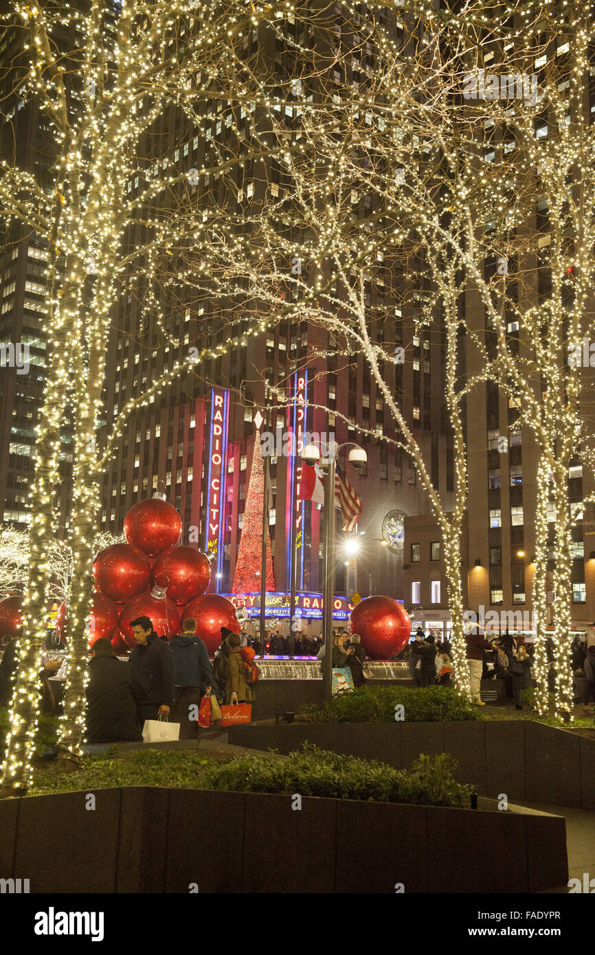 Décorations de Noël abondent le long de la 6ème Avenue par Radio City à Manhattan, New York. Banque D'Images