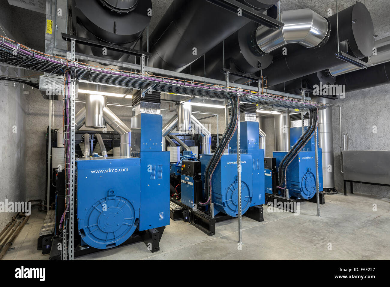 Dans une entreprise, les groupes électrogènes (générateurs) destinée à compenser d'éventuelles coupures de courant ( des moteurs diesel pour l'alimentation de secours ). Banque D'Images