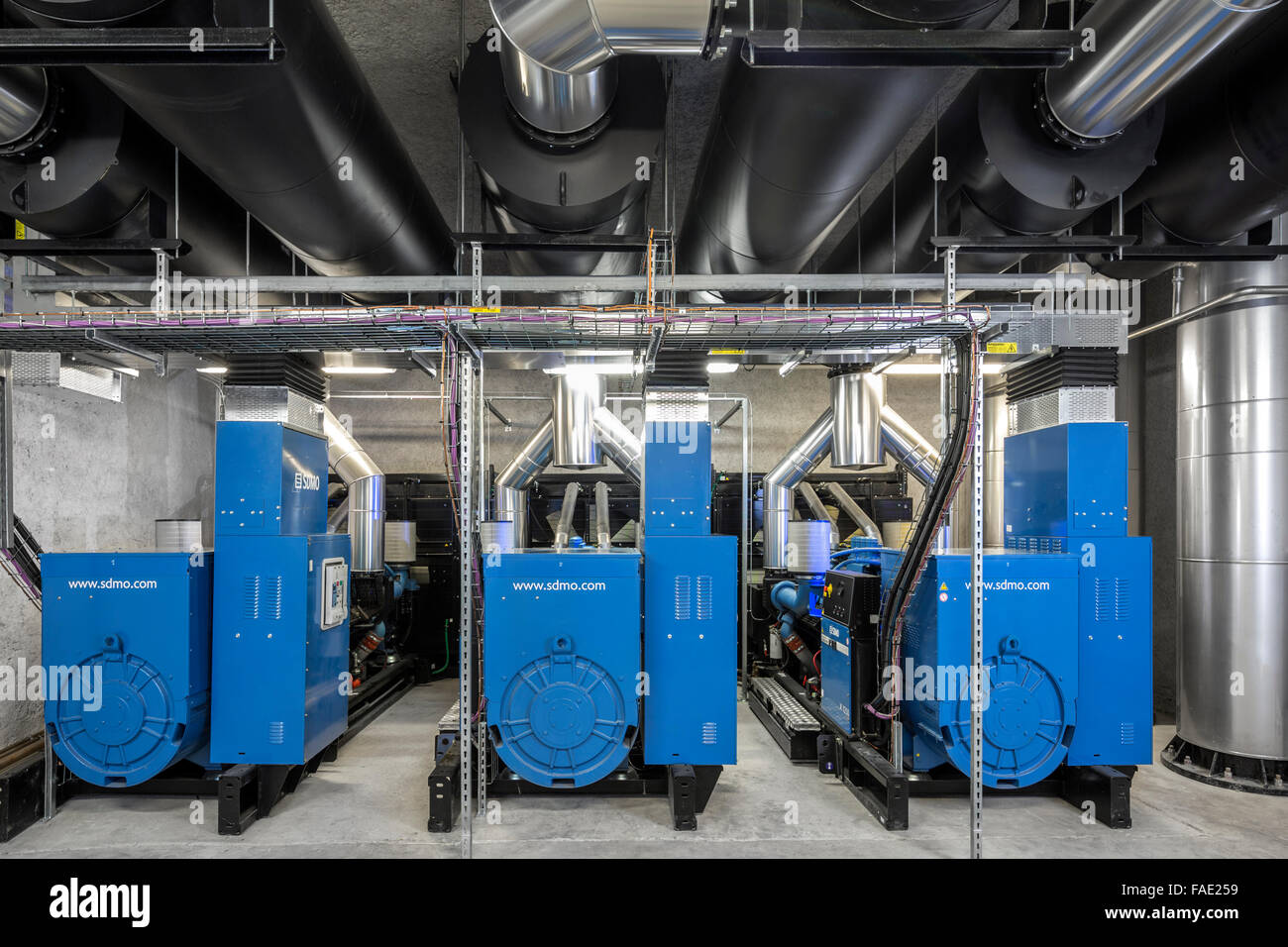 Dans une entreprise, les groupes électrogènes (générateurs) destinée à compenser d'éventuelles coupures de courant ( des moteurs diesel pour l'alimentation de secours ). Banque D'Images