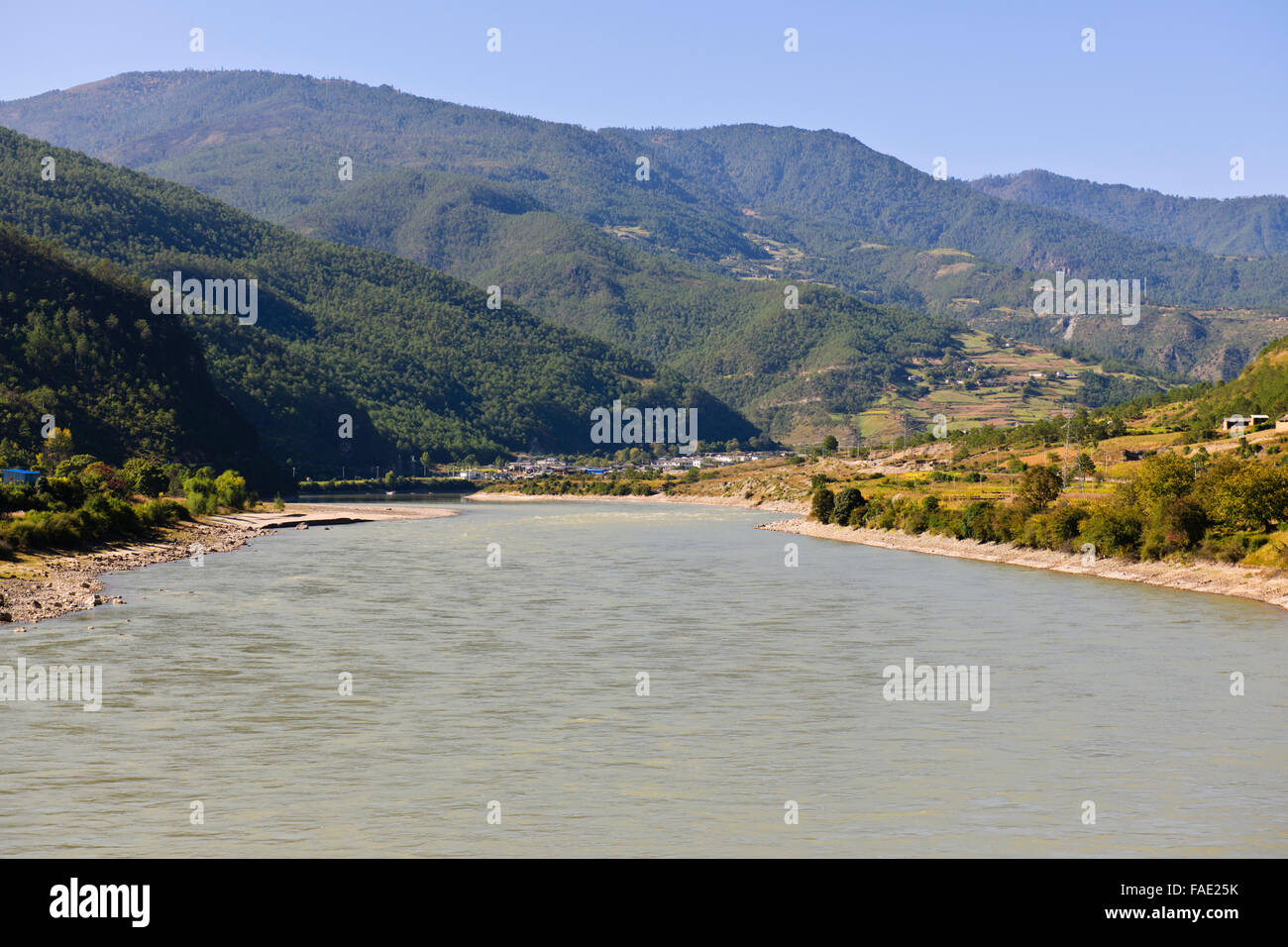 La rivière Jinsha Jiang,Changjiang Road,entre Lijiang et Tacheng,Montagne Enneigée du Dragon de Jade,Villages Naxi & Liisu, Yunnan, Chine, Chine Banque D'Images