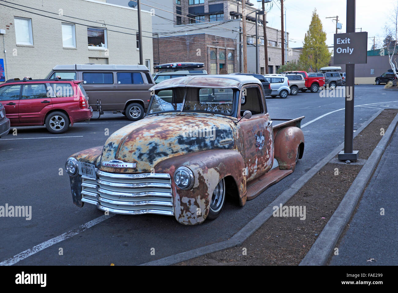 Une Chevrolet 2222 pickup connu comme un low rider, dans les rues de Bend, Oregon Banque D'Images