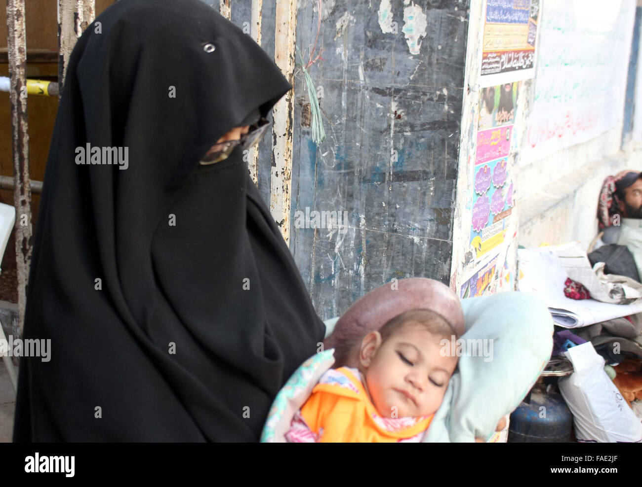 Une femme résident de Nazimabad faisant appel à dons pour rendre plus facile le traitement médical pour ses jumeaux siamois non développées à l'extérieur, bébé fille Karachi press club le Lundi, Décembre 28, 2015. Banque D'Images