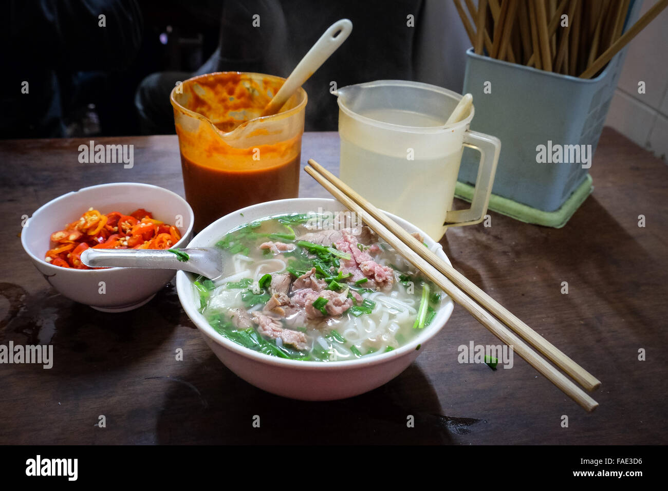 Un bol de Pho Bo (soupe de boeuf) à la célèbre Hanoï Pho Noodle Shop, Pho Gia Truyen à 49 Bat Dan Street à Hanoi Banque D'Images