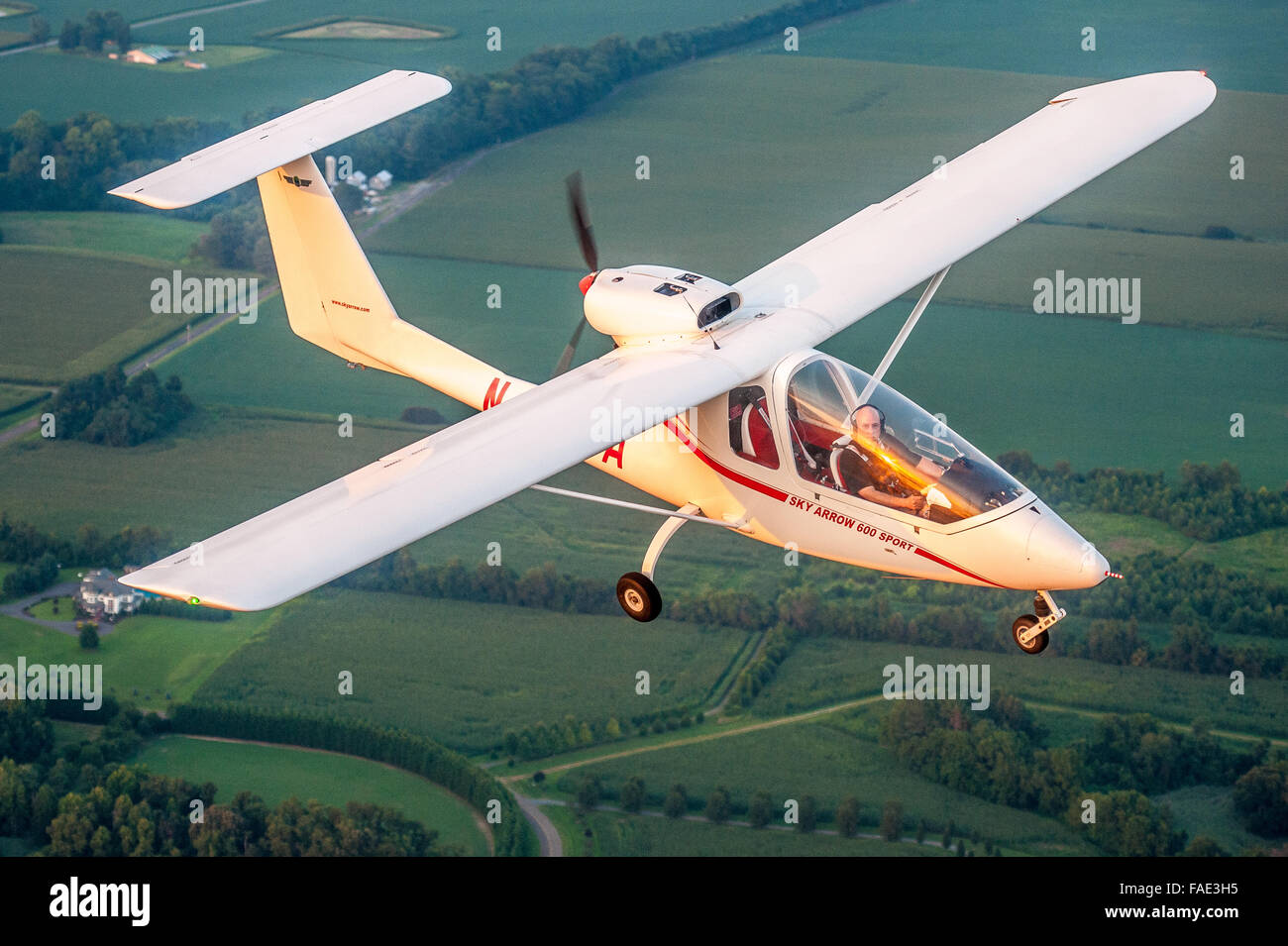 Vue aérienne de pilote dans le cockpit de son avion en plein vol Banque D'Images
