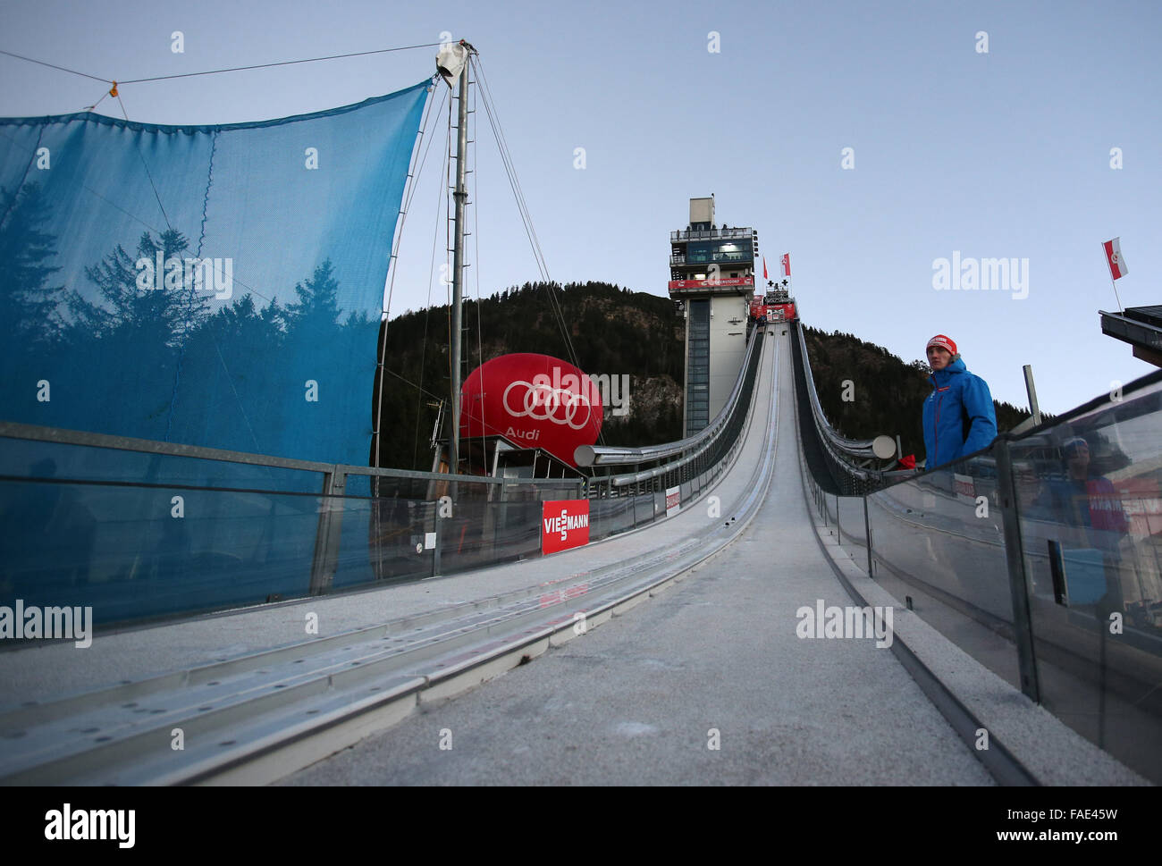 Oberstdorf, Allemagne. 28 Dec, 2015. La piste d'élan du saut à ski hill est vu lors d'une panne à la session de formation à la première étape des quatre Hills ski compétition de sauts à Oberstdorf, Allemagne, 28 décembre 2015. Photo : DANIEL KARMANN/dpa/Alamy Live News Banque D'Images