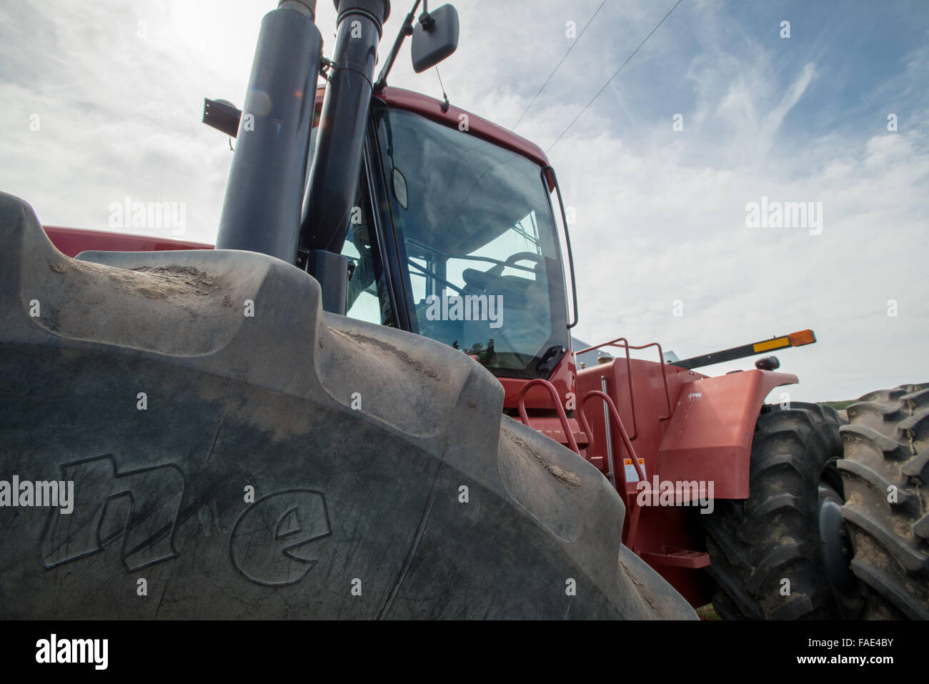 Tracteur rouge sur ferme en Eden, Maryland. Banque D'Images