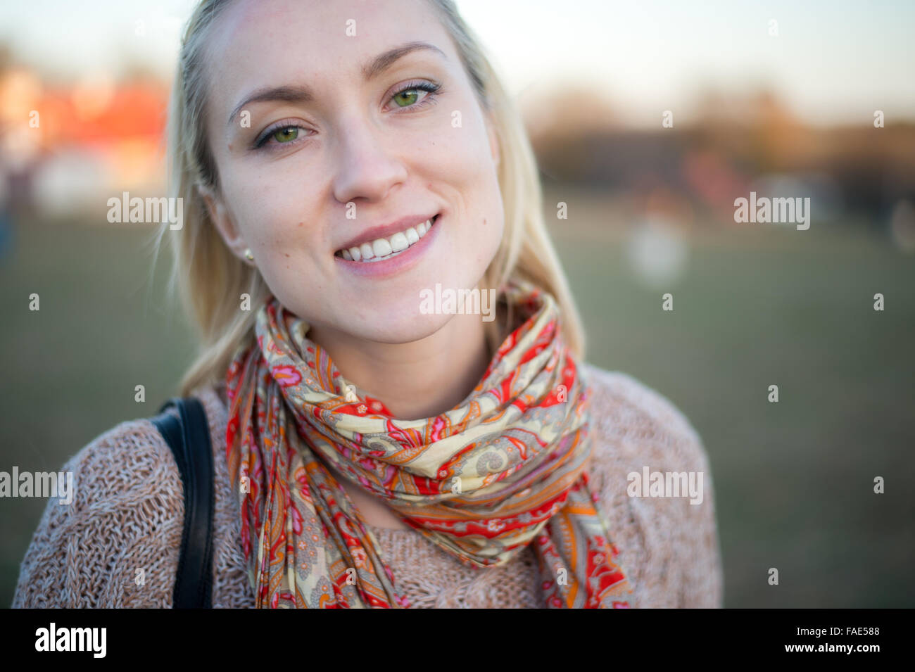 Blonde girl smiling on farm Banque D'Images