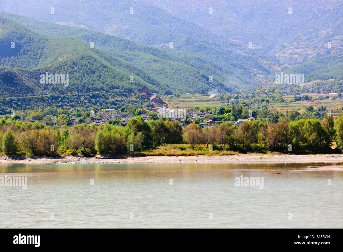 La rivière Jinsha Jiang,Changjiang Road,entre Lijiang et Tacheng,Montagne Enneigée du Dragon de Jade,Villages Naxi & Liisu, Yunnan, Chine, Chine Banque D'Images