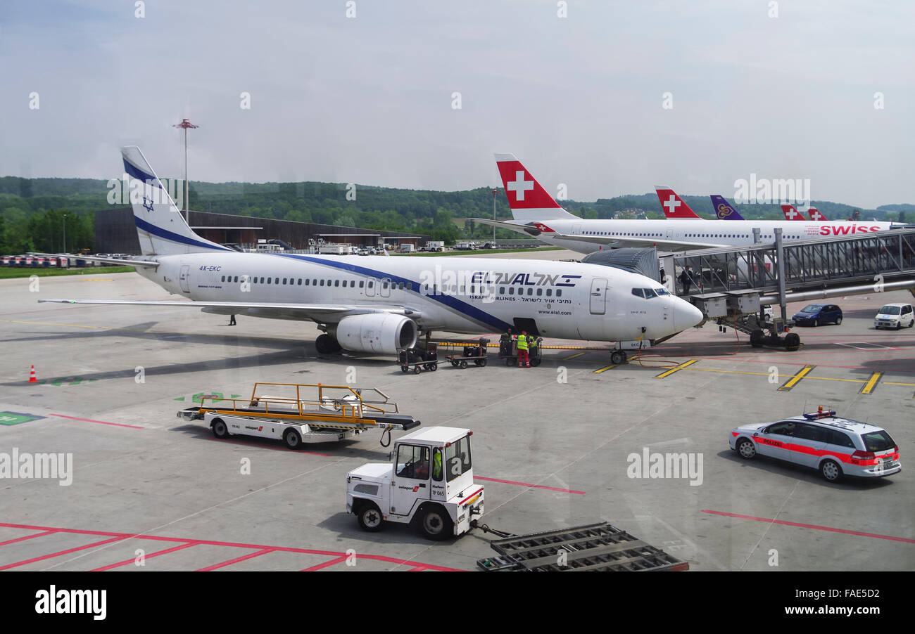 Boeing 737-858, inscription 4X-CEK, de la compagnie aérienne israélienne El Al à l'aéroport de Zurich, Suisse, étant protégé par une voiture de police. Banque D'Images