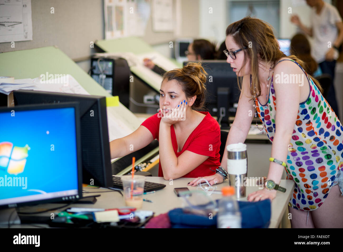 Les filles qui travaillent ensemble sur un ordinateur. Banque D'Images