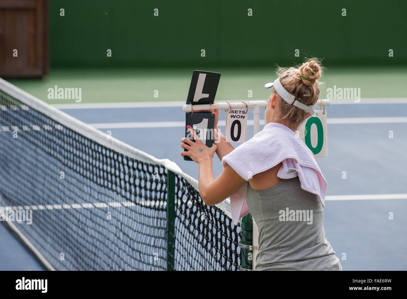 Vue arrière du tennis player retourner la carte des scores. Banque D'Images