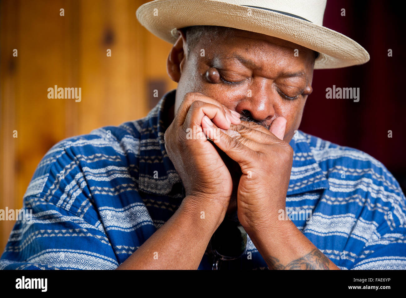 Homme jouant de l'harmonica blues. Banque D'Images
