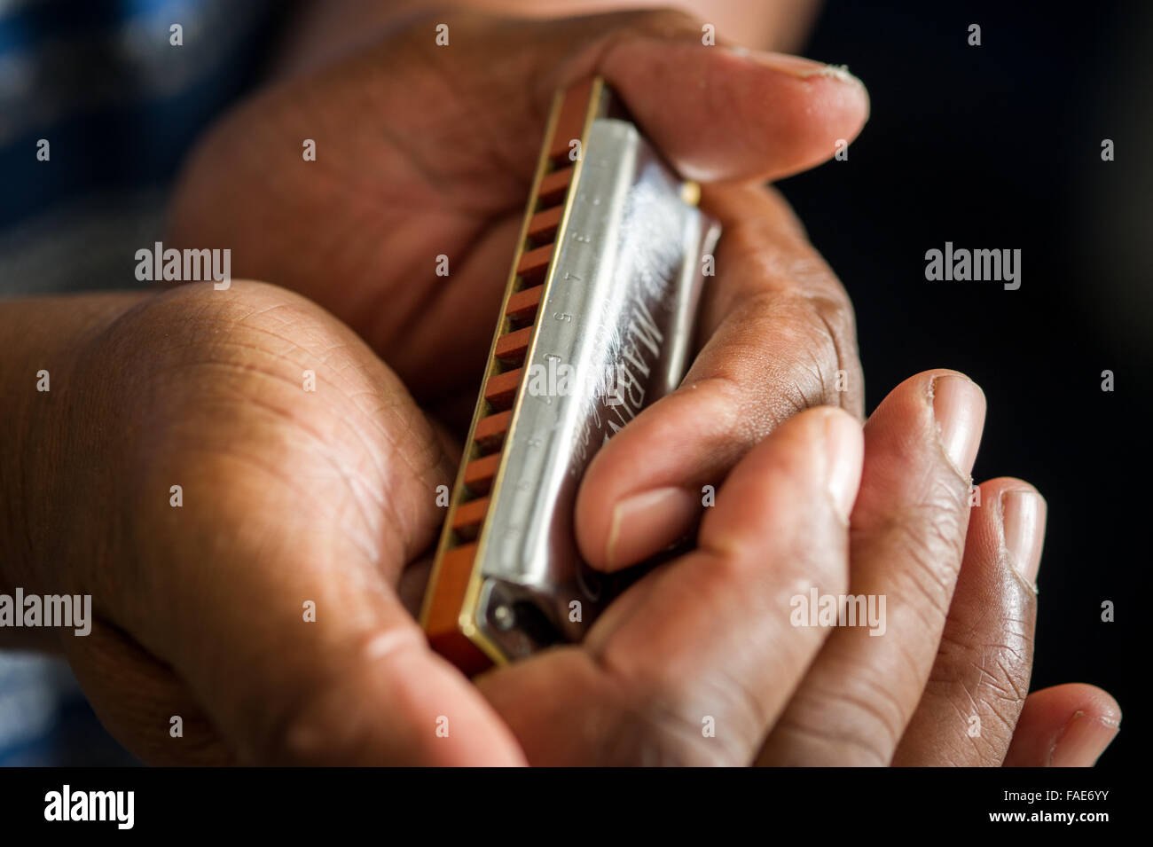 Homme jouant de l'harmonica blues. Banque D'Images