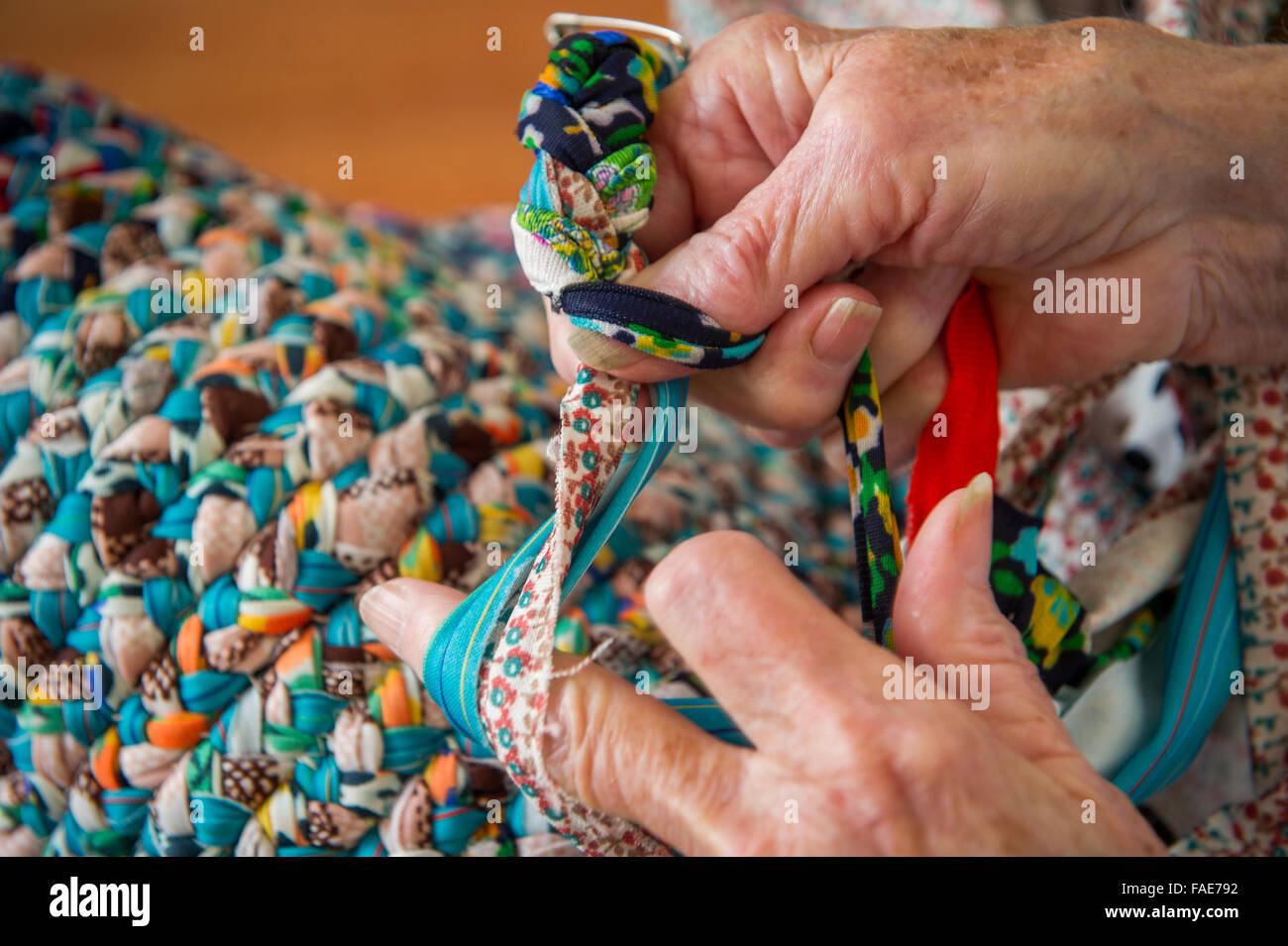 Femme âgée un tressage de tapis. Banque D'Images